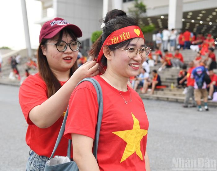 Người hâm mộ Việt Nam mang theo cờ đỏ sao vàng, băng-rôn và các vật dụng cổ vũ, hướng về trận chung kết lượt về ASEAN Cup 2026.