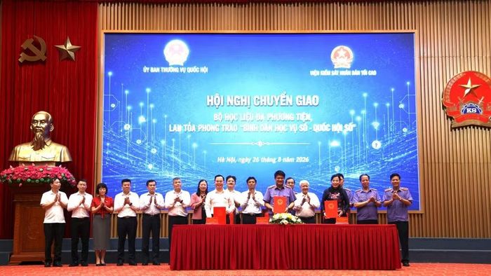Thực hiện nghi thức chuyển giao Bộ học liệu đa phương tiện giữa Ủy ban Khoa học, Công nghệ và Môi trường của Quốc hội và Viện Kiểm sát nhân dân tối cao. (Ảnh: VĂN TÌNH)