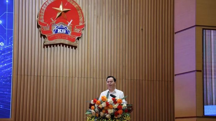 Đồng chí Trần Văn Khải, Phó Chủ nhiệm Ủy ban Khoa học, Công nghệ và Môi trường của Quốc hội giới thiệu các chuyên đề và video hướng dẫn chương trình học mẫu trên App “Bình dân học vụ số - Quốc hội số”. (Ảnh: VĂN TÌNH)