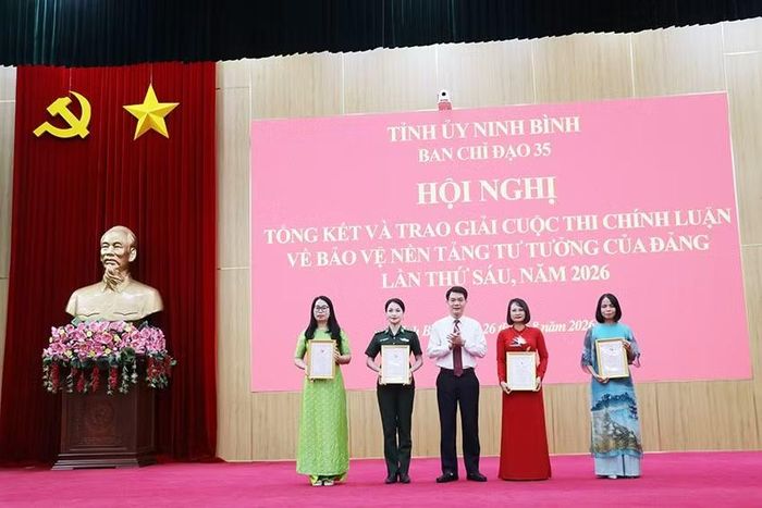 Đồng chí Nguyễn Đức Toàn, Trưởng Ban Tuyên giáo Tỉnh ủy trao giải A cho các cá nhân đạt giải. (Ảnh : Đào Phương)