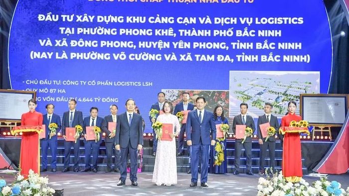 Lãnh đạo tỉnh Bắc Ninh trao Quyết định và giấy chứng nhận đầu tư tới các doanh nghiệp.( Ảnh: A.T)