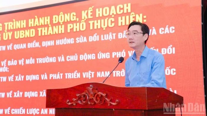 Đồng chí Nguyễn Trường Giang, Phó Bí thư Đảng ủy Ủy ban nhân dân thành phố quán triệt một số nội dung tại hội nghị.