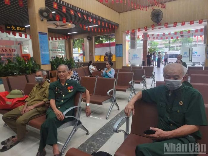 Khu vực phòng chờ của bến xe Mỹ Đình được trang trí cờ hoa hướng tới mừng Ngày Quốc khánh 2/9.