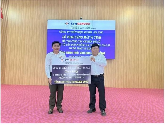 Công ty Thủy điện An Khê-Ka Nak trao hỗ trợ 240 triệu đồng cho phường An Khê. (Nguồn ảnh: Công ty Thủy điện An Khê)