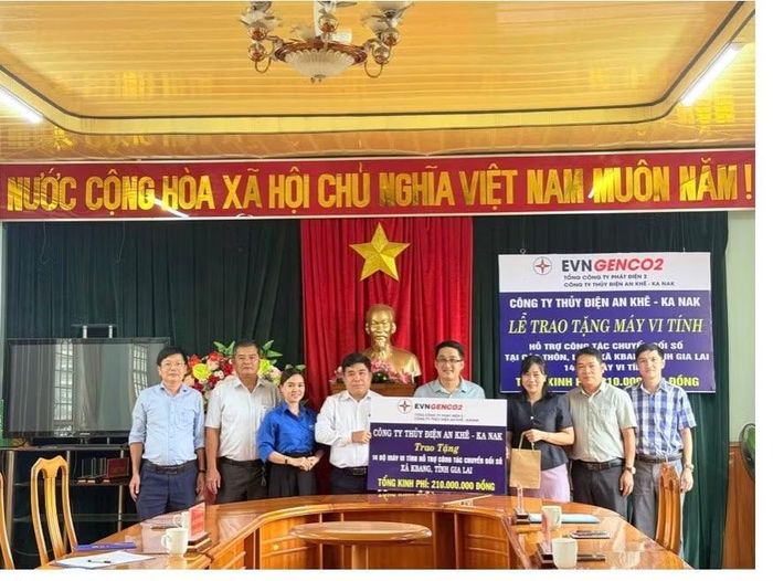 Công ty Thủy điện An Khê-Ka Nak trao hỗ trợ 210 triệu đồng cho xã Kbang. (Nguồn ảnh: Công ty Thủy điện An Khê)