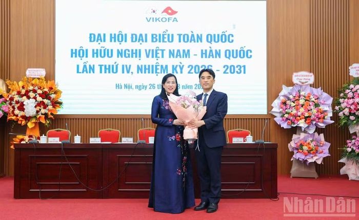 Đại biện lâm thời Đại sứ quán Hàn Quốc tại Việt Nam Seo Won Sam chúc mừng bà Nguyễn Thanh Hải được bầu làm Chủ tịch Hội Hữu nghị Việt Nam-Hàn Quốc nhiệm kỳ 2026-2031. (Ảnh: Đinh Hòa)