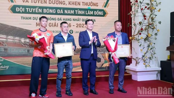 Khen thưởng hai tập thể có thành tích xuất sắc. (Ảnh: MAI VĂN BẢO)