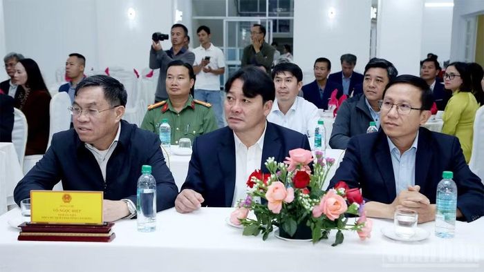 Đại biểu tham dự buổi lễ. (Ảnh: MAI VĂN BẢO)