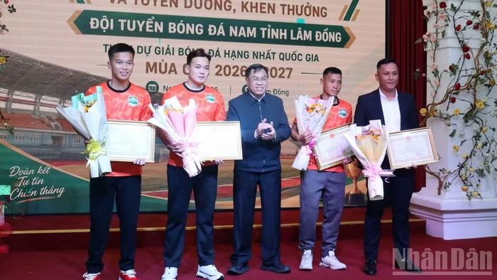 Phó Chủ tịch Ủy ban nhân dân tỉnh Lâm Đồng Võ Ngọc Hiệp trao Bằng khen tặng các cá nhân có thành tích xuất sắc. (Ảnh: MAI VĂN BẢO)