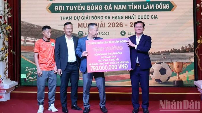 Chủ tịch Ủy ban nhân dân tỉnh Lâm Đồng Hồ Văn Mười trao thưởng đội tuyển bóng đá nam tỉnh Lâm Đồng. (Ảnh: MAI VĂN BẢO)