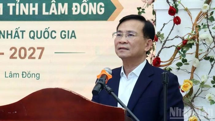 Chủ tịch Ủy ban nhân dân tỉnh Lâm Đồng Hồ Văn Mười phát biểu tại buổi lễ. (Ảnh: MAI VĂN BẢO)