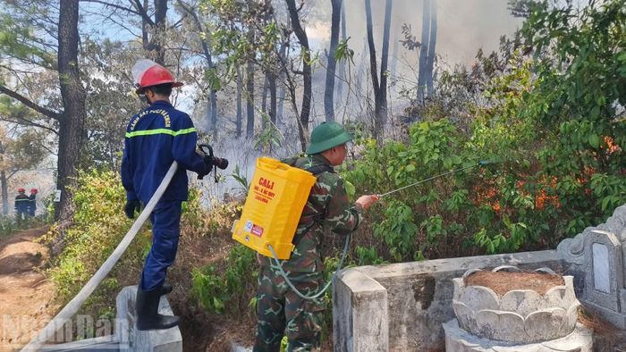 Trước tình trạng cháy liên tiếp, các kênh thông tin của phường An Cựu liên tục phát cảnh báo, đề nghị người dân thận trọng khi thắp hương, hóa vàng tại các khu vực lăng mộ, tuyệt đối không đốt lửa ở nơi có lớp thực bì dày. Chính quyền địa phương cũng khuyến cáo người dân sau khi thắp hương, hóa vàng cần kiểm tra, dập tắt hoàn toàn tàn lửa trước khi rời đi để tránh cháy lan vào rừng. (Ảnh: Phường An Cựu)