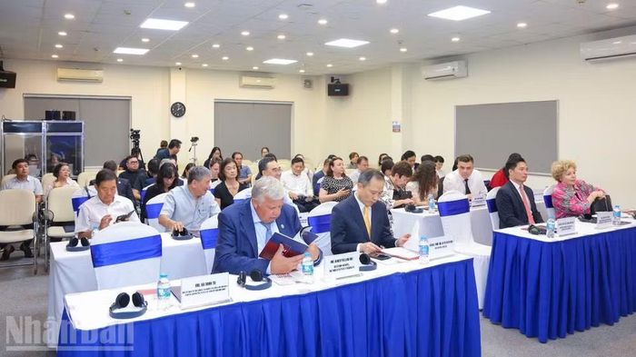 Các đại biểu tham dự tọa đàm.