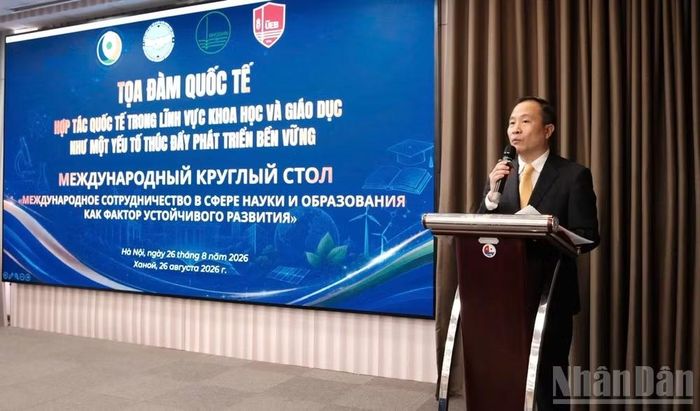 Phó Giáo sư, Tiến sĩ Lê Trung Thành - Phó Hiệu trưởng Trường đại học Kinh tế, Đại học Quốc gia Hà Nội phát biểu tại tọa đàm.