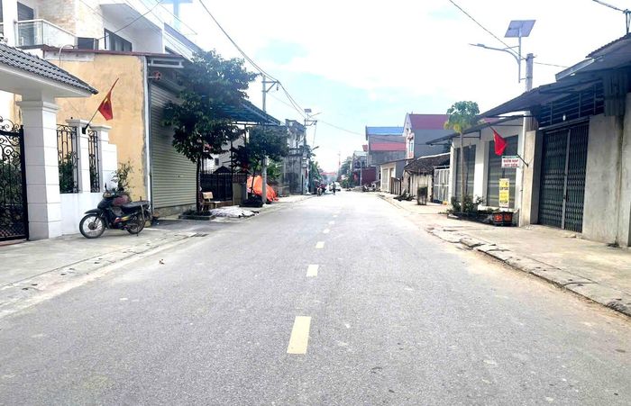 Con đường thảm nhựa khang trang đi qua thôn Cẩm Hoàng, xã Xuân Cẩm, tỉnh Bắc Ninh do người dân hiến đất mở rộng. Ảnh: baoxaydung.vn