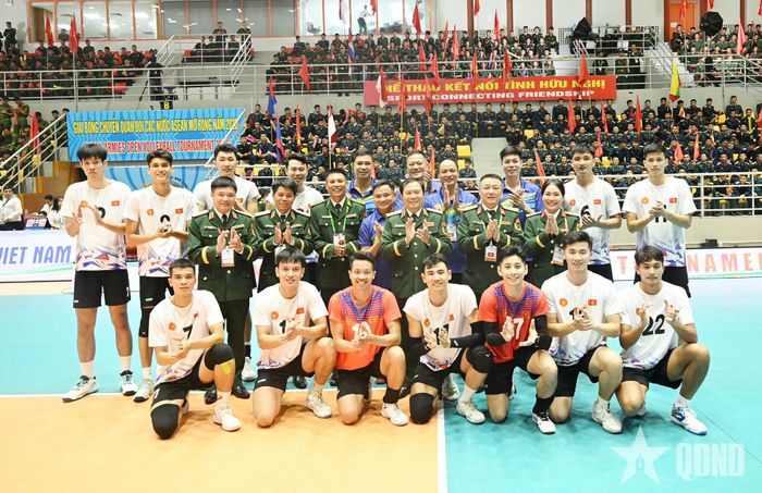 Đại tướng Nguyễn Tân Cương chúc mừng đội bóng chuyền QĐND Việt Nam bảo vệ thành công ngôi vô địch giải đấu. Ảnh: PHẠM HƯNG
