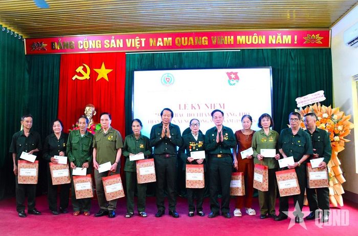  Hội Cựu thanh niên xung phong Việt Nam tặng quà cựu thanh niên xung phong có hoàn cảnh khó khăn, tháng 3-2026. Ảnh: VŨ DUY  