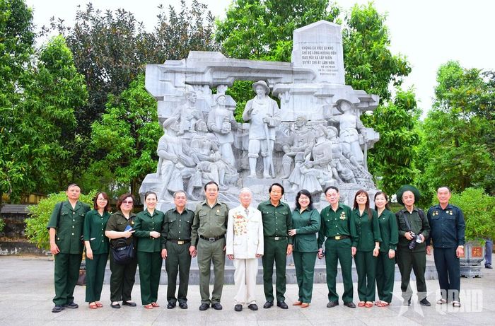 Hội Cựu thanh niên xung phong Việt Nam tổ chức hành quân về nguồn giáo dục truyền thống tại tượng đài ghi dấu sự kiện Bác Hồ tặng thơ thanh niên xung phong trong Khu di tích lịch sử Nà Tu (xã Cẩm Giàng, tỉnh Thái Nguyên). Ảnh: VŨ DUY 