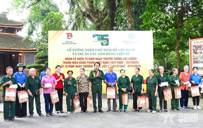 Hội Cựu thanh niên xung phong Việt Nam trao quà tặng cựu thanh niên xung phong có hoàn cảnh khó khăn nhân kỷ niệm 75 năm Ngày truyền thống lực lượng thanh niên xung phong Việt Nam (15-7-1950 / 15-7-2025). Ảnh: VŨ DUY 