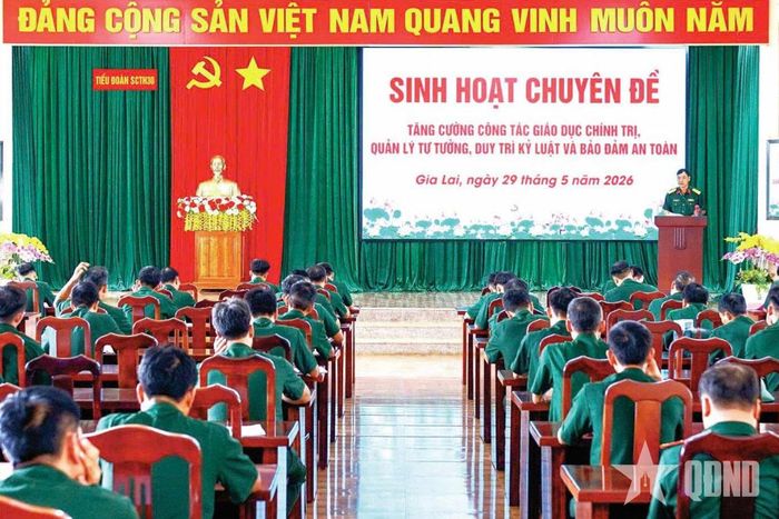 Một buổi sinh hoạt chuyên đề về công tác quản lý tư tưởng, duy trì kỷ luật và bảo đảm an toàn tại Tiểu đoàn Sửa chữa 30, Cục Hậu cần - Kỹ thuật Quân đoàn 34. 