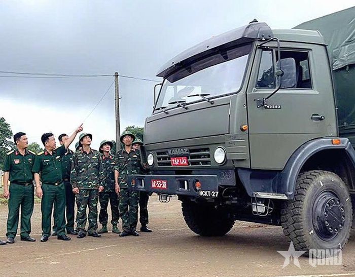 Thủ trưởng Cục Hậu cần - Kỹ thuật Quân đoàn 34 kiểm tra công tác an toàn xe quân sự tại Trung đoàn Vận tải 827. 