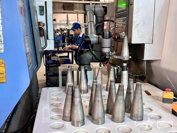 Công nhân Phân xưởng A15, Nhà máy Z131, Tổng cục Công nghiệp Quốc phòng điều khiển hệ thống robot tự động trong sản xuất. Ảnh: GIA MINH 
