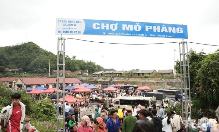 Chợ Mỏ Phàng nhộn nhịp, cho thấy đời sống người dân vùng biên ngày càng khởi sắc. 