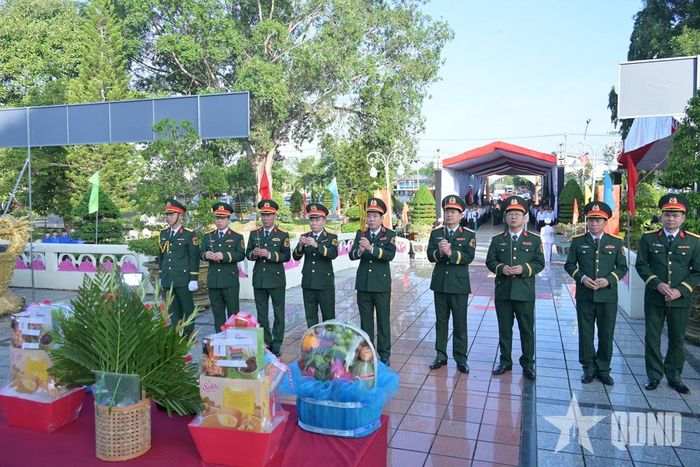 Thượng tướng Nguyễn Văn Gấu và các đại biểu dâng hương tưởng nhớ các anh hùng liệt sĩ.