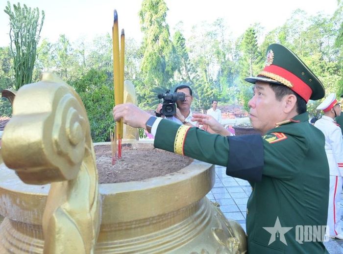 Thượng tướng Nguyễn Văn Gấu dâng hương tưởng nhớ các anh hùng liệt sĩ.