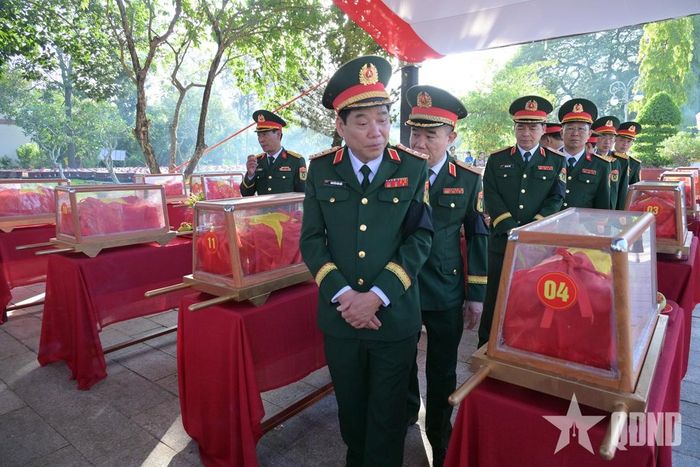 Thượng tướng Nguyễn Văn Gấu và các đại biểu tưởng nhớ các anh hùng liệt sĩ.