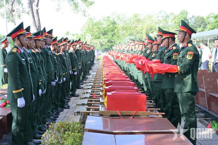 Nghi thức an táng hài cốt liệt sĩ.