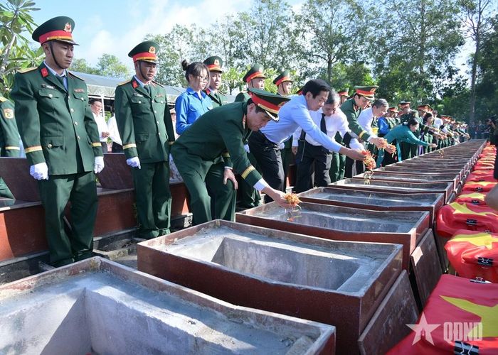 Các đại biểu bày tỏ sự tri ân và ghi nhớ công lao to lớn của các anh hùng liệt sĩ đã anh dũng chiến đấu và hy sinh vì sự nghiệp đấu tranh giải phóng dân tộc, thống nhất đất nước.