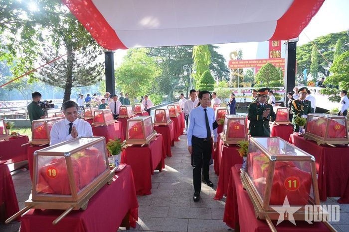 Lãnh đạo TP Cần Thơ tưởng nhớ các anh hùng liệt sĩ.