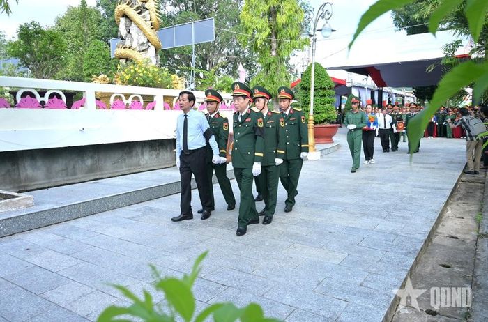Thượng tướng Nguyễn Văn Gấu cùng các đại biểu tiễn đưa các anh hùng liệt sĩ.