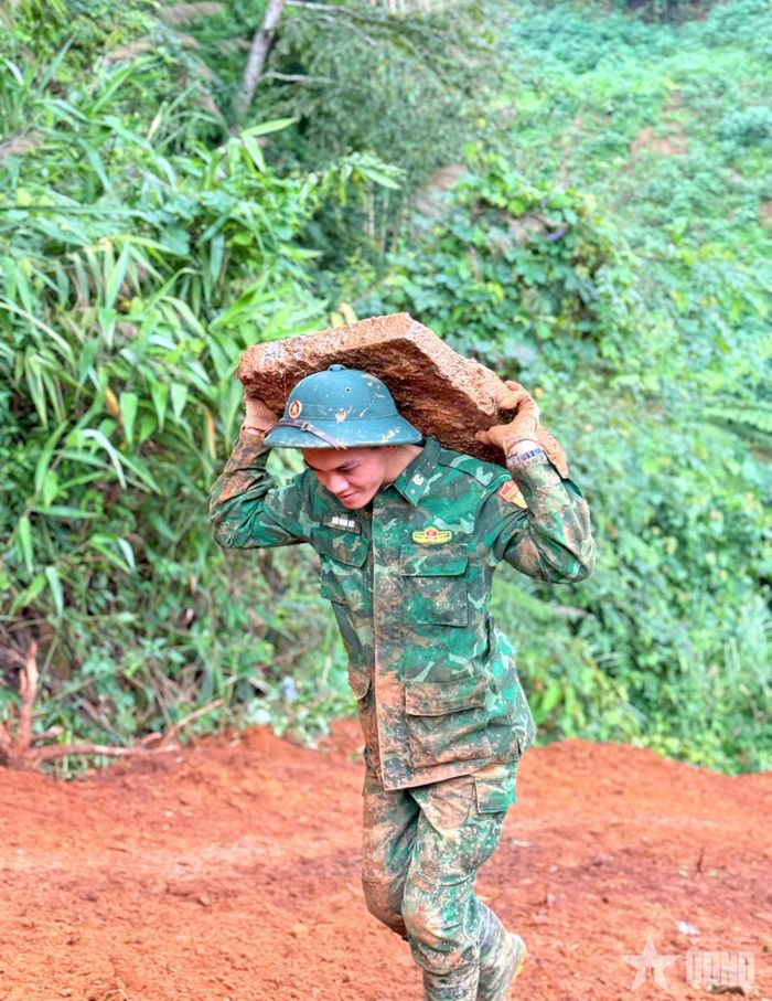 Chiến sĩ Đồn Biên phòng Đăk Nhoong nỗ lực thực hiện nhiệm vụ để thông tuyến đường.
