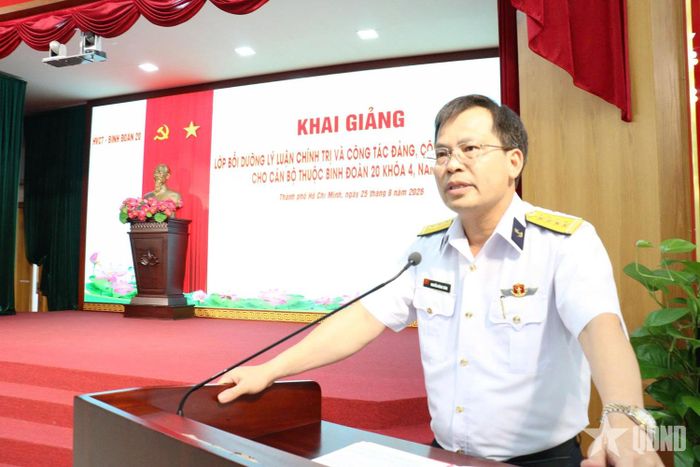 Đại tá Nguyễn Năng Toàn phát biểu. 