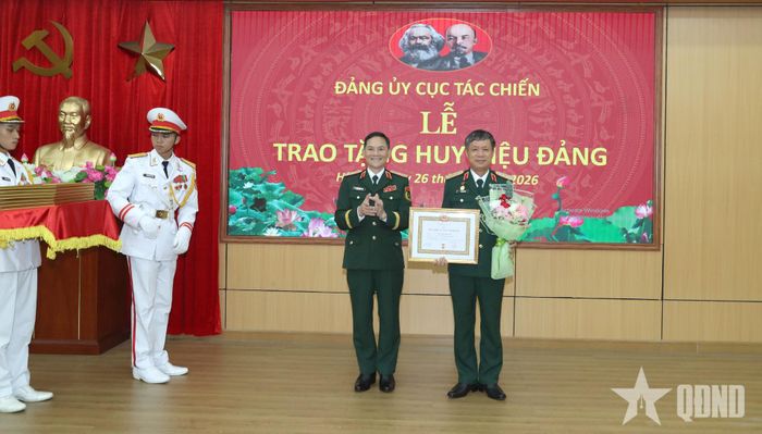  Thượng tướng Phạm Trường Sơn trao chứng nhận Huy hiệu 35 năm tuổi Đảng tặng Thiếu tướng Lưu Quang Vụ, nguyên Phó cục trưởng Cục Tác chiến.  