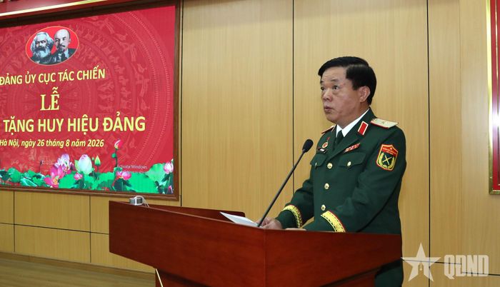  Thiếu tướng Lê Văn Đãng, Phó cục trưởng Cục Tác chiến phát biểu tại buổi lễ. 