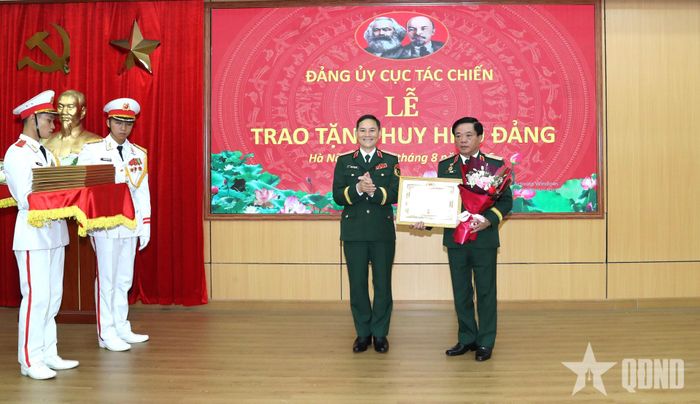 Thượng tướng Phạm Trường Sơn trao chứng nhận Huy hiệu 35 năm tuổi Đảng tặng Thiếu tướng Lê Văn Đãng, Phó cục trưởng Cục Tác chiến.  