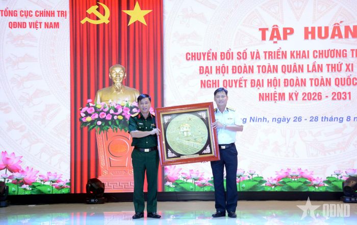 Đại tá Nguyễn Quang Huy trao quà của Ban Thanh niên Quân đội tặng đơn vị đăng cai.