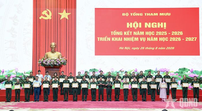 Thủ trưởng Bộ Tổng Tham mưu trao Bằng khen tặng các cá nhân hoàn thành xuất sắc nhiệm vụ năm học 2025-2026. 