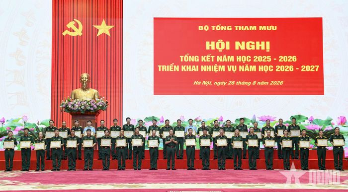 Đại tướng Nguyễn Tân Cương trao Bằng khen tặng các tập thể, cá nhân hoàn thành xuất sắc nhiệm vụ năm học 2025-2026. 