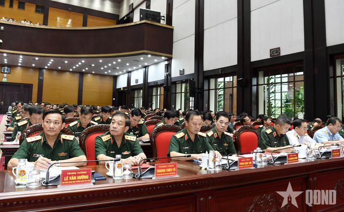 Đại tướng Nguyễn Tân Cương và Thủ trưởng Bộ Tổng Tham mưu, Thủ trưởng Tổng cục Chính trị cùng các đại biểu dự hội nghị.