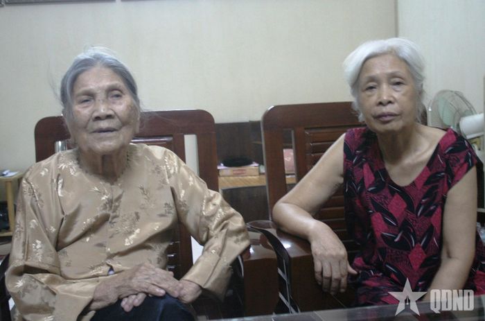 Bà mẹ Việt Nam Anh hùng Nguyễn Thị Chỉ khi còn sống (bên trái) và con dâu Lưu Thị Quyển.