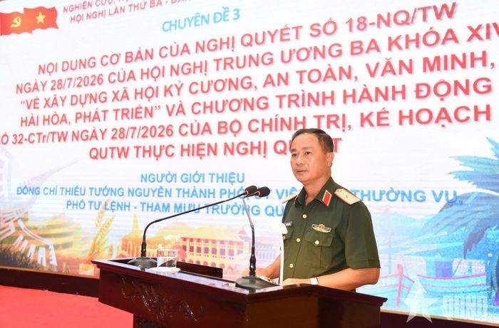 Thiếu tướng Nguyễn Thành Phố, Phó tư lệnh, Tham mưu trưởng Quân đoàn 12 truyền đạt nội dung tại hội nghị.