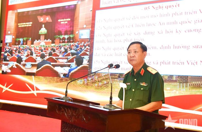 Thiếu tướng Nguyễn Thanh Tình, Ủy viên Ban Thường vụ Đảng ủy, Phó chính ủy Quân đoàn 12, truyền đạt nội dung tại hội nghị.