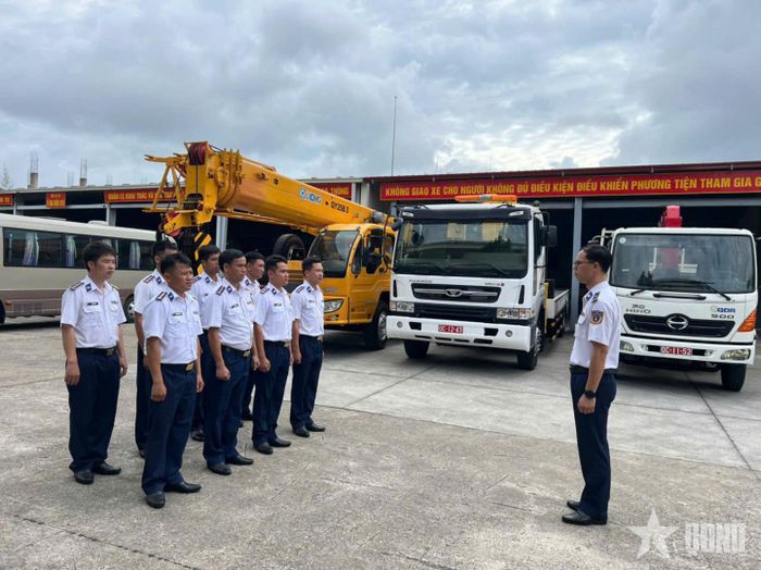 Ban giám khảo quán triệt mục đích, yêu cầu cho các thí sinh trước khi bước vào nội dung thi xe tốt.