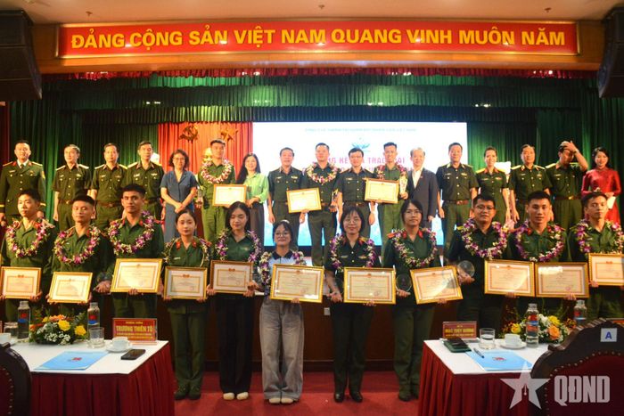   Thượng tướng Trương Thiên Tô, đại biểu và các thí sinh đoạt giải cuộc thi. 
