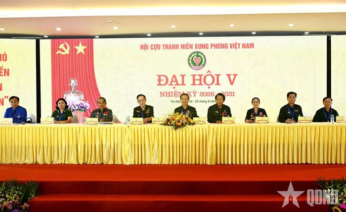 Đoàn chủ tịch điều hành đại hội. 