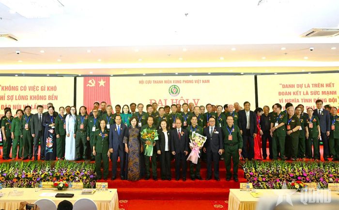 Lãnh đạo Đảng, Nhà nước chụp ảnh chung với Ban Chấp hành Trung ương Hội Cựu chiến binh Việt Nam nhiệm kỳ 2026-2031.  
